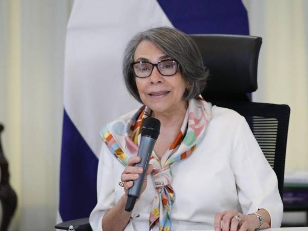 La canciller Mireya Agüero informó que Cancillería trabaja en el reordenamiento de la red consular y anunció evaluaciones a embajadores con base en resultados de inversión y exportaciones.