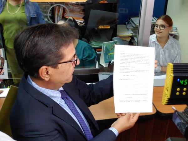 El presidente del TJE, Mario Flores Urrutia, junto a la magistrada Miriam Barahona, presentaron ante el Ministerio Público una denuncia contra Mario Morazán y un recurso de amparo ante la CSJ contra el MP.