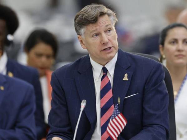 El subsecretario estadounidense Christopher Landau advirtió que Washington está vigilante de las elecciones en Honduras.