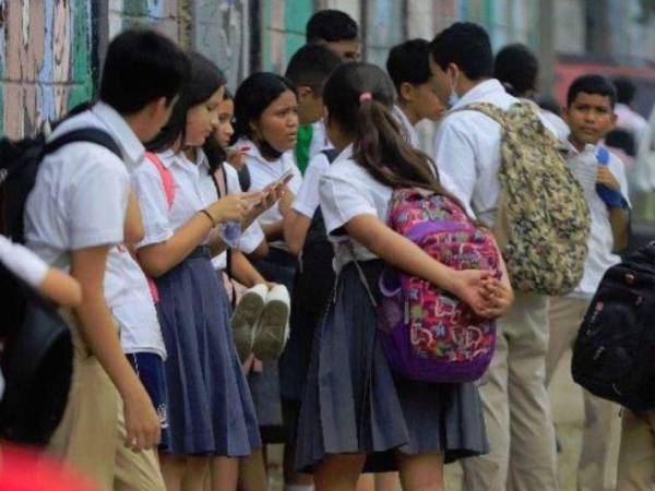 Estudiantes hondureños enfrentan inseguridad y acoso dentro y fuera las escuelas, afectando su desarrollo académico y emocional.