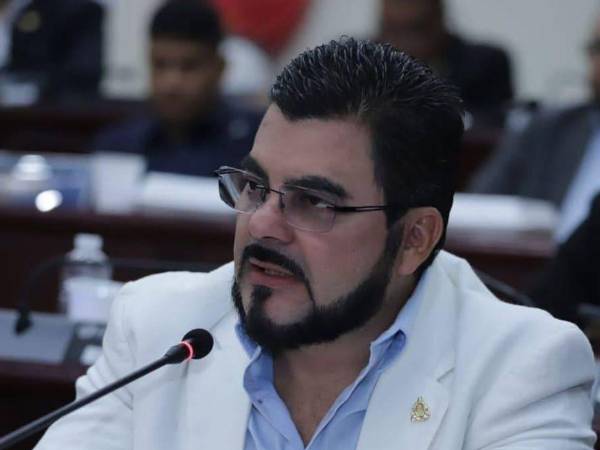 Marco Eliud Girón, exdiputado del partido Libre, aparece realizando funciones médicas en el Hospital San Felipe, caso que fue cuestionado públicamente por la doctora Suyapa Figueroa