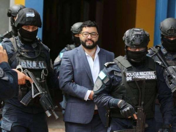 El exjuez Marco Antonio Vallecillo afronta un proceso judicial por presunta extorsión, señalado por un testigo protegido.