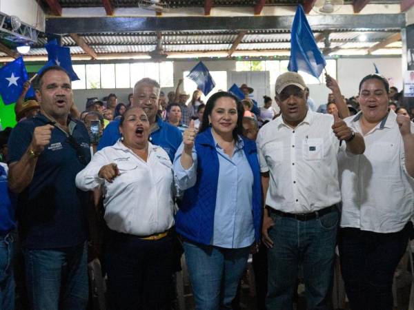 La ex primera dama Ana García visitó los municipios del norte de Olancho.