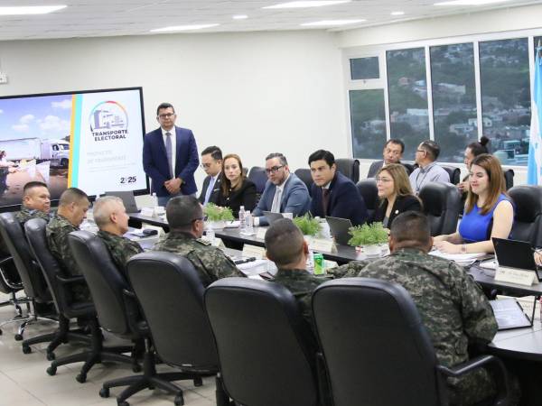 Autoridades del CNE sostuvieron una reunión con los altos mandos de las Fuerzas Armadas para coordinar la seguridad y logística del proceso electoral.