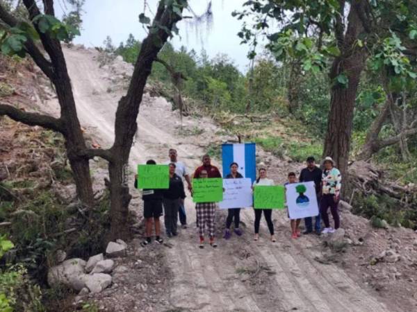 Un grupo de pobladores de la aldea El Horno se manifestó para expresar su preocupación por las actividades forestales que se desarrollan en la zona.