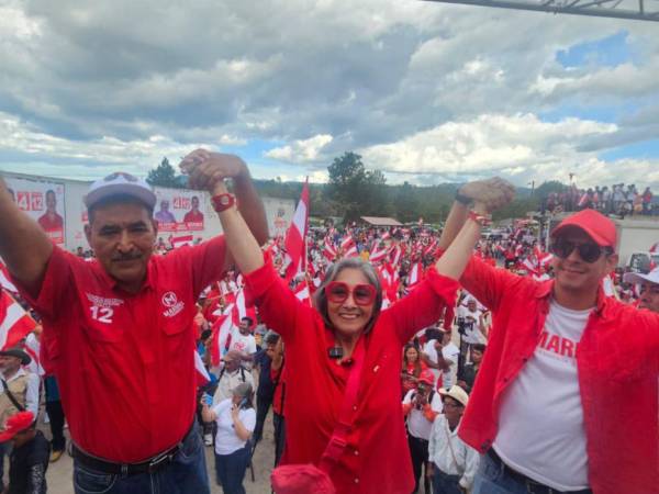 La precandidata presidencial Maribel Espinoza recorrió la zona central de Honduras.