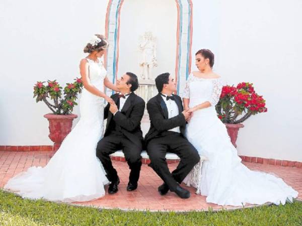 Románticos. El primer diseño es elaborado en tulle encaje de Alençon, rebordado con lentejuelas y canutos, transparente, mientras que el segundo es confeccionado en tafeta de seda, con un top drapeado falda ancha y un bolero confeccionado en encaje y bordado en cristales.