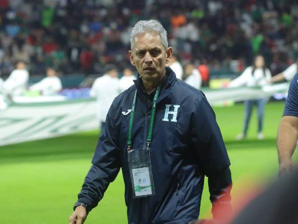 El entrenador de la Bicolor ha sido cuestionado por los cambios realizados en el partido.