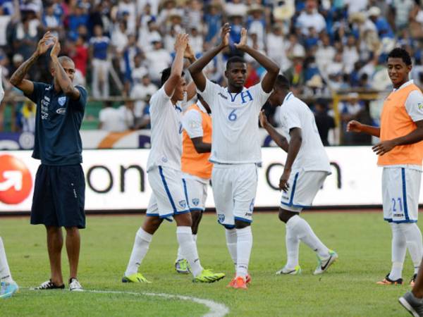 Hondura's footballers celebrate after defeating Costa Rica 1-0, during their 2014 World Cup qualifiers football match at Olimpico Metroplitano stadium, in San Pedro Sula, Honduras on Octuber 11, 2013. AFP PHOTO/Orlando SIERRA