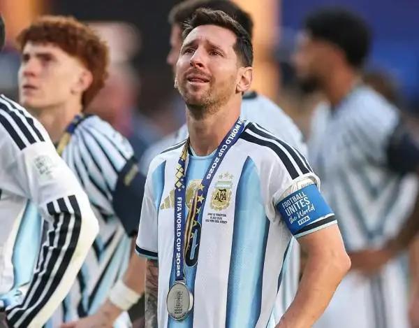Pareja de futbolista de Argentina revela el regalo que les hizo Messi después del Mundial
