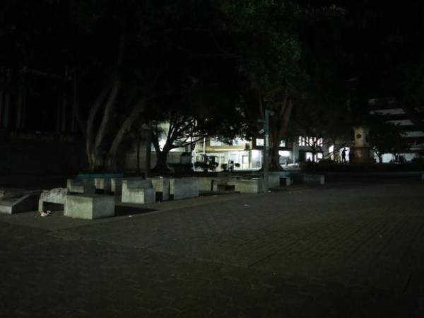 Expertos y pobladores aseguran que la carencia de alumbrado público funcional aumenta la inseguridad en la capital. Afectados demandan mayor atención ante las autoridades.