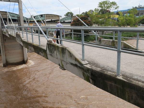 Las intensas lluvias elevan el riesgo de desbordamiento del río Choluteca, en Tegucigalpa.