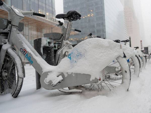 La tormenta ha dejado el transporte paralizado y además, más de 2.000 vuelos programados para el lunes ya han sido cancelados.