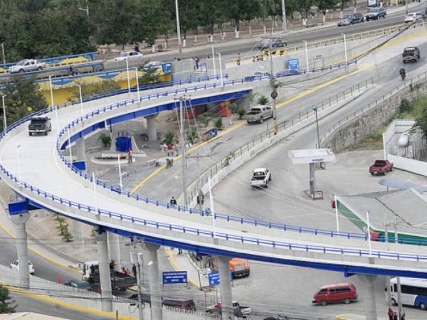 Con la habilitación del paso aéreo Ricardo Álvarez en enero de 2014, se proyectó reducir de 45 a 10 minutos el tránsito por la zona sur de Comayagüela. Lo que no se esperaba eran accidentes en pleno inicio de la vía.