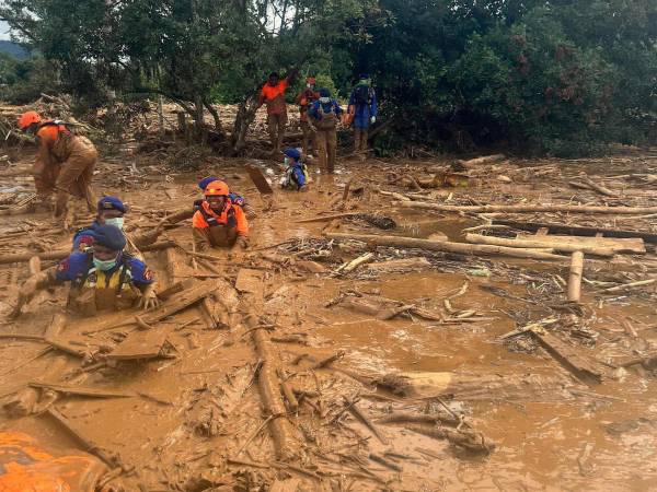 Las inundaciones en Indonesia, Tailandia y Sri Lanka han dejado miles de desplazados y severos daños en infraestructura, mientras los equipos de rescate luchan por llegar a comunidades incomunicadas.