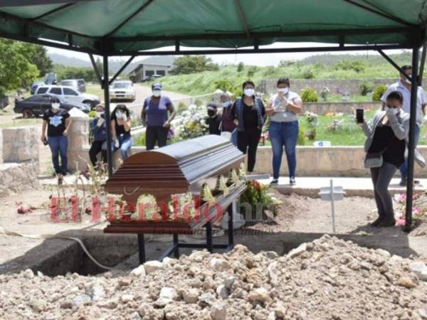 Solo un pequeño grupo de personas tuvo permitido asistir al sepelio. Foto: Estalin Irías/ EL HERALDO