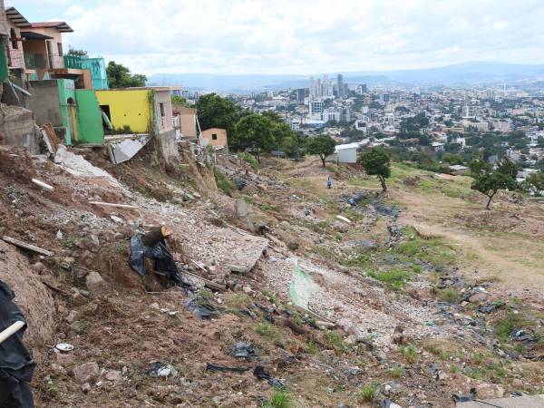 La Alcaldía Municipal ha removido más de 1,050 toneladas de escombros en la zona cero de la vulnerable colonia Guillén, mientras las familias afectadas, muchas aún en un albergue, desean volver a casa.