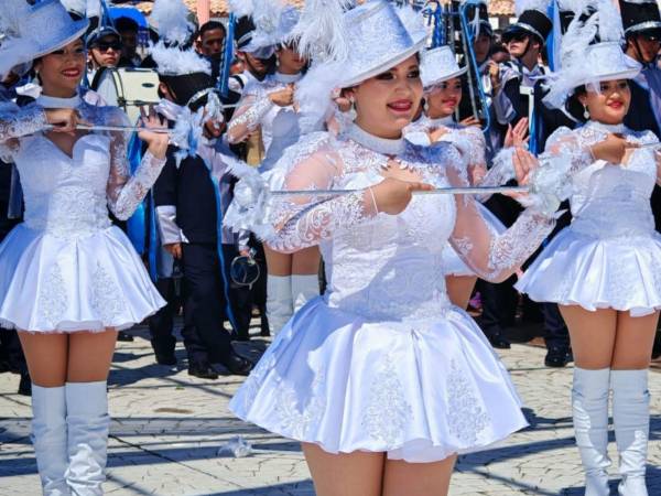 Con destreza y coordinación, las bastoneras iluminaron los desfiles patrios, mostrando talento y espíritu cívico.