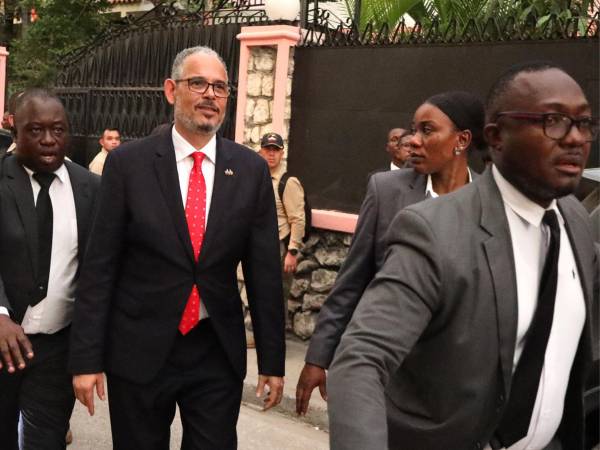 Fotografía de archivo del 18 de julio de 2025 que muestra al primer ministro haitiano, Alix Didier Fils-Aimé (c), saliendo del consulado colombiano en Puerto Príncipe (Haití)