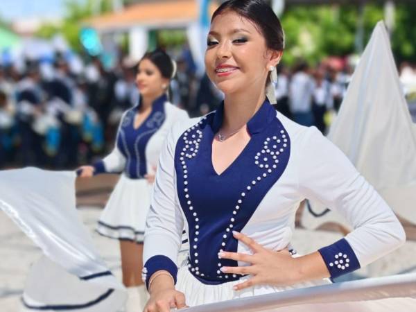 Los desfiles en honor al 204 aniversario de Independencia de Honduras tiene de todo este 2025 en el caluroso municipio de Choluteca, departamento de Choluteca. Este cuadro de lindas palillonas engalanan la jornada.