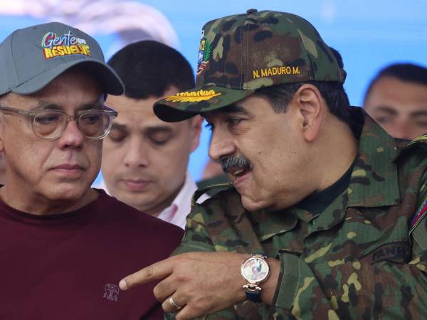 El presidente de Venezuela, Nicolás Maduro (d), habla con el presidente de la Asamblea Nacional (AN) Jorge Rodríguez.