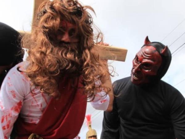 Soldados de las distintas ramas de las Fuerzas Armadas de Honduras representaron este viernes las estaciones del santo viacrucis en las instalaciones de Parada Marte, previo al inicio de la Semana Mayor.