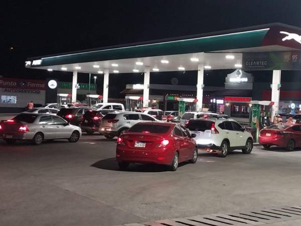 Casi 12 horas antes de que entrara en vigencia el nuevo aumento a los derivados del petróleo, las estaciones reportaron un incremento de conductores abasteciéndose de combustible.