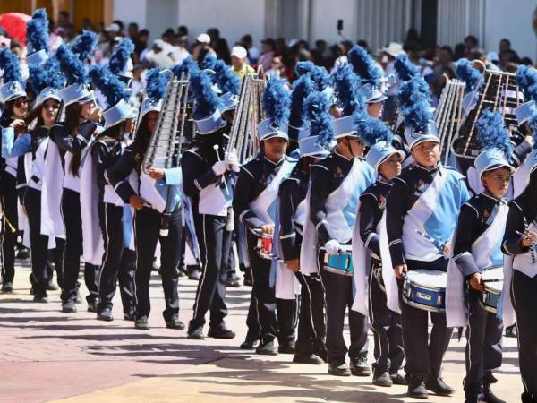 Una poderosa banda de guerra, con atuendos combinando negro, blanco y azul celeste, y birretes con grandes plumas azules, llenó de estruendo las calles de San Lorenzo, Valle, con su participación del 204 aniversario de Independencia patria.