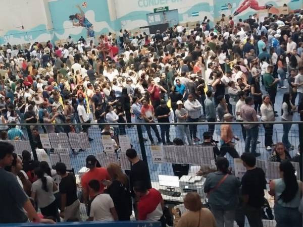 Los centros de votación de la capital continúan atestados de votantes a escasas dos horas del cierre oficial de las urnas programado para las 5:00 de la tarde.