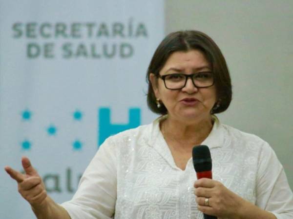 La ministra Carla Paredes lanzó el eslogan dato mata relato mientras hospitales enfrentan falta de insumos y miles de pacientes denuncian atención de calidad.