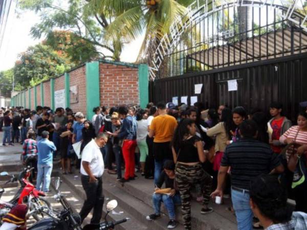 La exclusión de padres de los centros escolares por orden del Ministerio de Educación provoca rechazo.