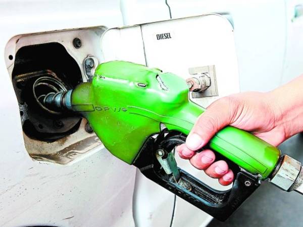 Hasta el momento las autoridades descartan congelar los precios de los carburantes.