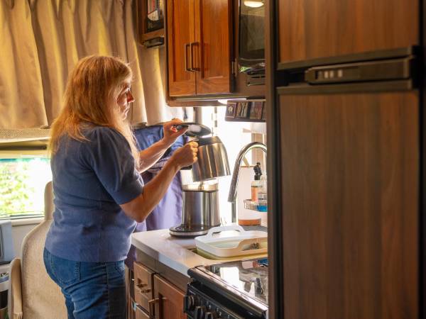 Anna Montgomery dijo que le atrajo la calidad de la madera de su Minnie-Winnie, desde gabinetes hasta el piso. (Elizabeth Bick para The New York Times)