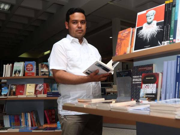 “De la estirpe del cacao”, su primer libro constituido como poemario, lo hizo ganador del VI Premio Nacional de Poesía Los Confines.