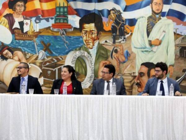 En la mesa: César Rivera, de EL HERALDO; Jenny Zelaya y Hermes Díaz, de la UPNFM; y Rolando Kattán, poeta y conferencista. Foto: Jimmy Argueta / El Heraldo.
