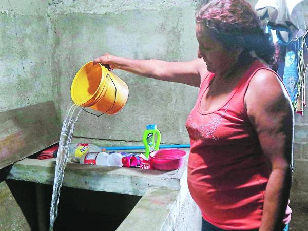 En la capital los abonados afrontan racionamientos generados por la UMAPS para garantizar el suministro durante todo el verano.