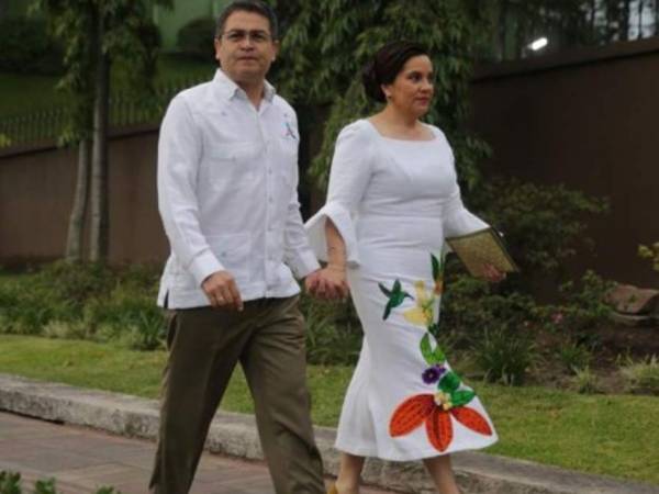 JOH y su esposa Ana García de Hernández son atendidos en el Hospital Militar de Tegucigalpa.