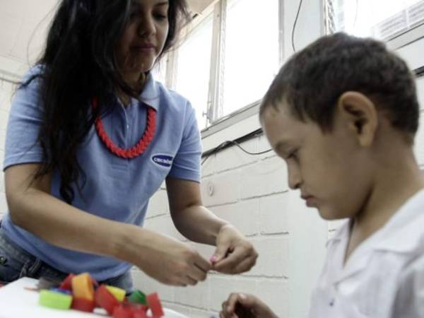 Los alumnos dejaron volar su imaginación y plasmaron imágenes creativas con los materiales que les llevó el personal de Cascadas Mall.