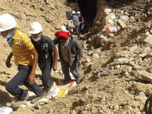 Parte del personal técnico y obreros que trabajan en la recuperación de los cuerpos.