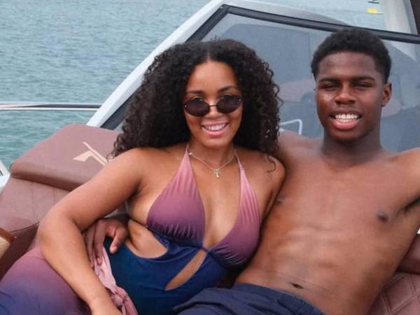 El delantero hondureño Keyrol Figueroa recibió su primera convocatoria con el equipo A del Liverpool y se conoce quien es su bella novia