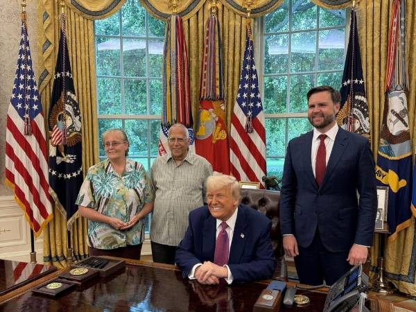 Louis Prevost y su esposa Deborah fueron recibidos por Trump en el Salón Oval de la Casa Blanca.
