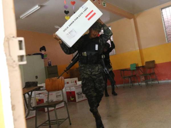 Las maletas estaba apiñadas en una de las aulas de la escuela; no había ningún custodio. Los miembros de las Fuerzas Armadas también dejaban sin vigilancia el vehículo para cargar el material faltante.