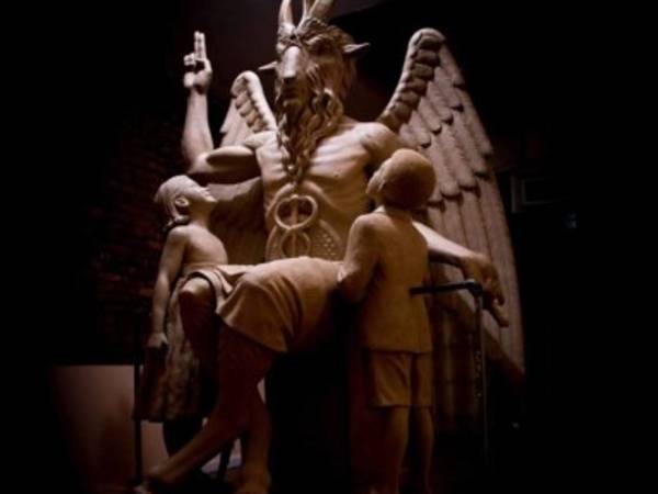 La figura, que pesa tonelada y media, incluye un pentagrama invertido y las estatuas de dos niños que contemplan a la criatura.