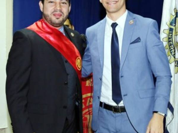 El presidente saliente Dennis Barahona con el nuevo presidente del club, Olvin Ayestas.