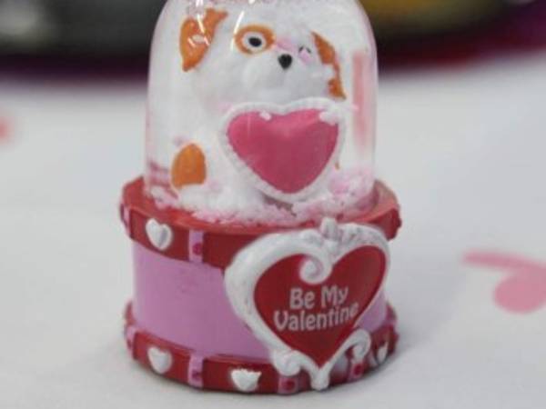 Si quiere que su enamorada recuerde el sentimiento que los une, regale algo que pueda tener en su oficina.(Foto: Efrain Salgado / Noticias El Heraldo / EL HERALDO Honduras).