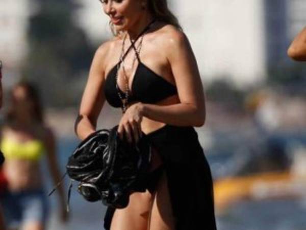 La cantante mexicana de 48 años Gloria Trevi con fue captada luciendo tremendo cuerpazo en la playa paradisíaca Ibiza, España.