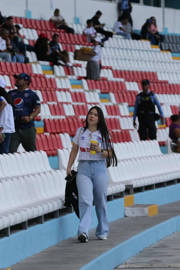 ¡De película! Las bellas damas se roban el show previo al clásico entre Olimpia y Motagua ¡De película! Las bellas damas se roban el show previo al clásico entre Olimpia y Motagua