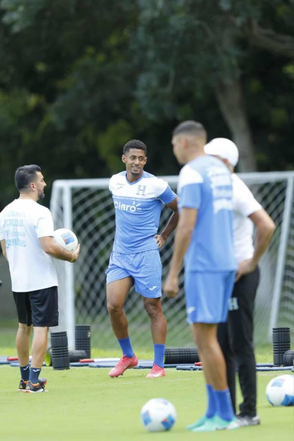 Bella chica llegó a entreno de Honduras y la alegría que causó arribo de Palma y Rivas