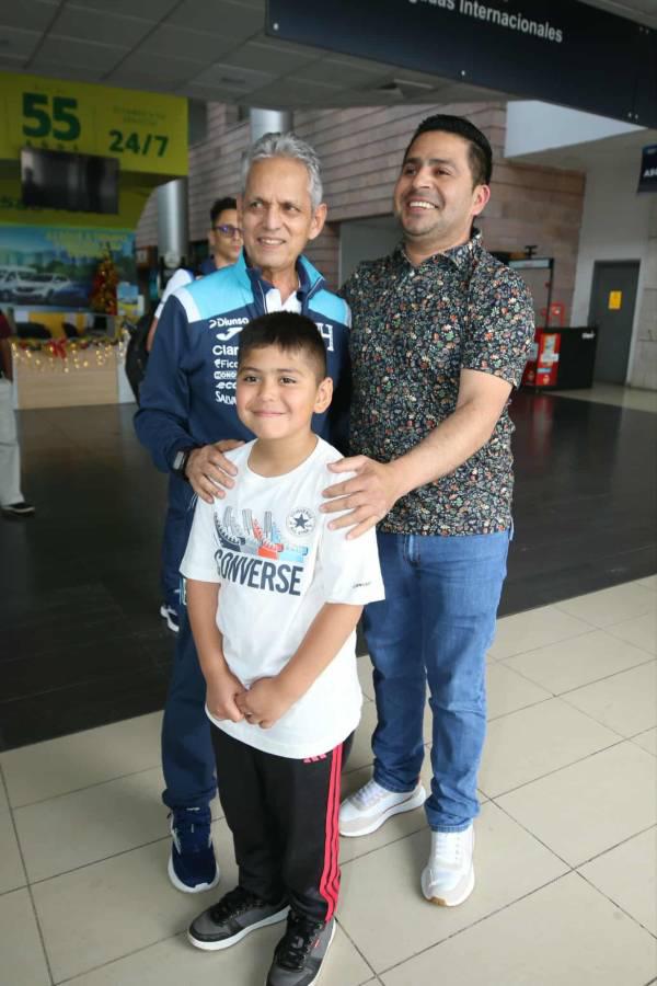 Con cara de pocos amigos llegan jugadores de Honduras tras derrota con Nicaragua