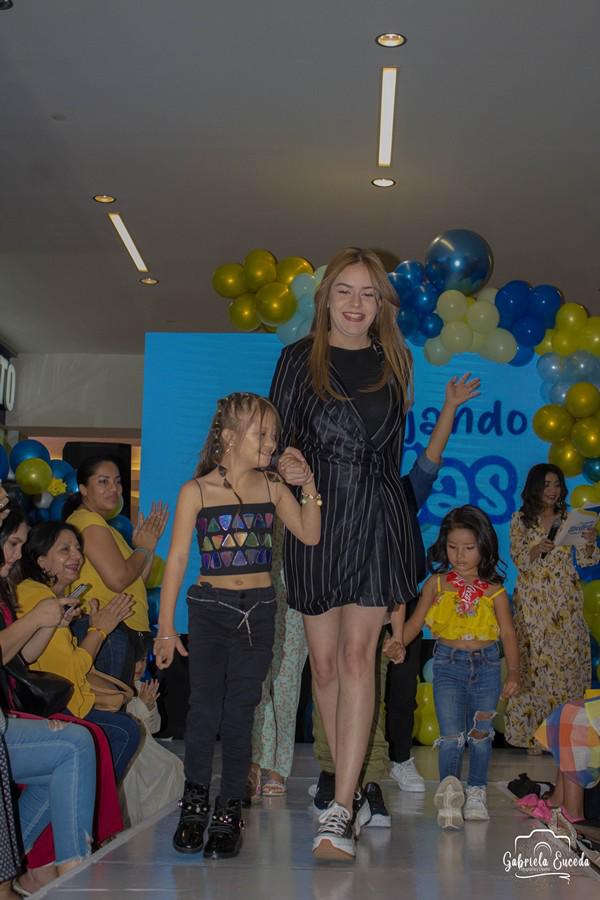 Ambas pequeñas desfilaron en la pasarela “Dejando huellas” portando dos accesorios, un top y un collar, que fueron confeccionados por sus propias manos.